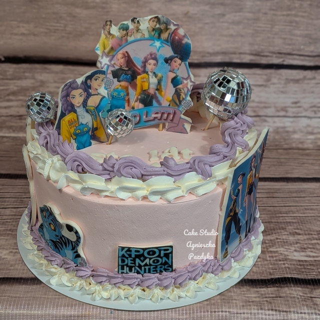 tort-kpop-demon-hunters-rozowy-dla-dziecka-z-kulami-disco.jpg
