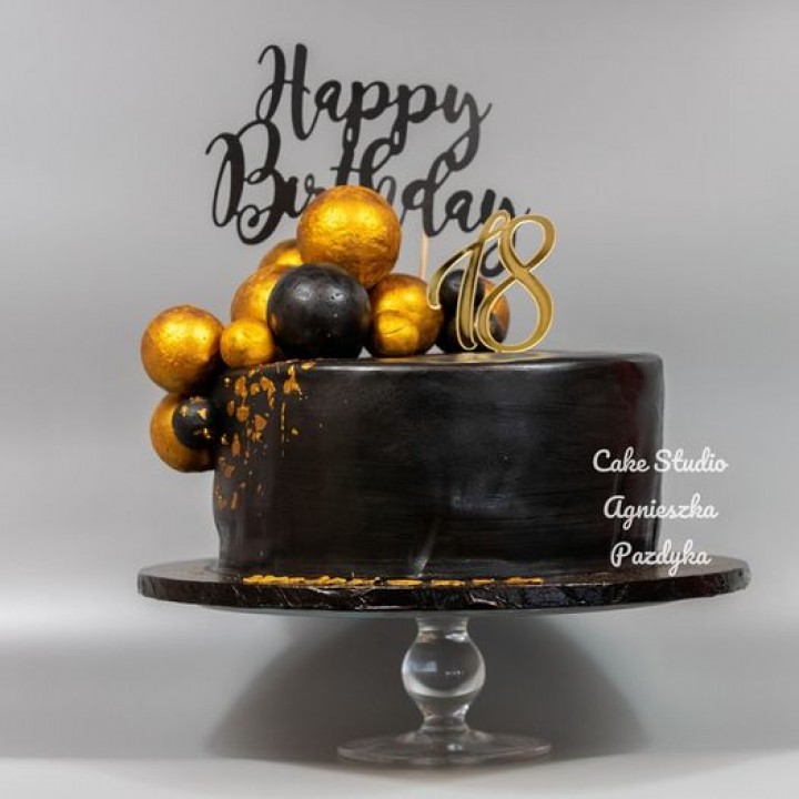 Czarny tort ze złotymi kulkami na osiemnastkę