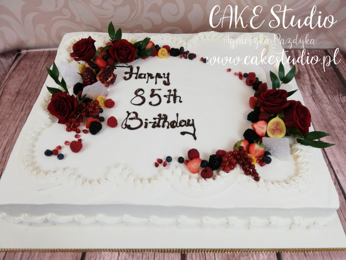 Duży tort urodzinowy